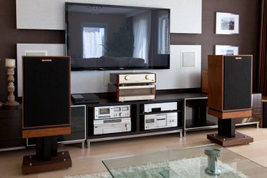 Ontario / Canada - 06 05 2017: Modern Media Room Interior 'daki Vintage Stereo Gear