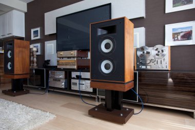 Ontario / Canada - 06 05 2017: Modern Media Room Interior 'daki Vintage Stereo Gear