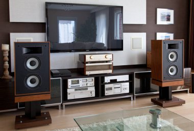 Ontario / Canada - 06 05 2017: Modern Media Room Interior 'daki Vintage Stereo Gear