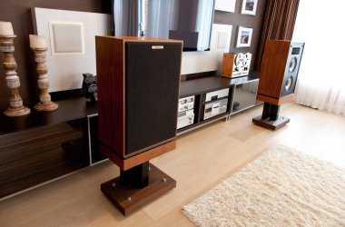 Ontario / Canada - 06 05 2017: Modern Media Room Interior 'daki Vintage Stereo Gear