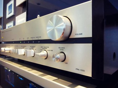 Ontario / Canada - 14 03 2017: Vintage Denon Stereo Yükselticiler