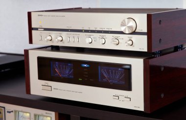 Ontario / Canada - 14 03 2017: Vintage Denon Stereo Yükselticiler