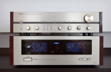 Ontario / Canada - 14 03 2017: Vintage Denon Stereo Yükselticiler