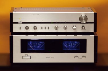 Birbirinin önüne dizilmiş klasik Stereo Yükselticiler