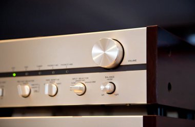 Klasik Stereo Yükseltici Devasa Ses Denetimi Düğmesi Açılı Görünüm