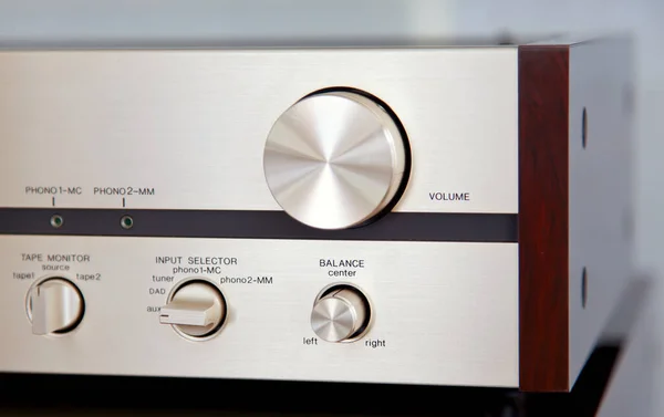 Vintage Stereo Versterker Enorme Volume Control Knob Hoekig Uitzicht — Stockfoto