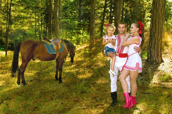 Ucranianos mamá y papá e hija en el bosque con un caballo — Foto de Stock