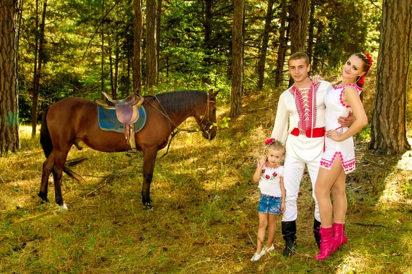 Ukraińcy Mama i tata i córka w lesie z koniem — Zdjęcie stockowe