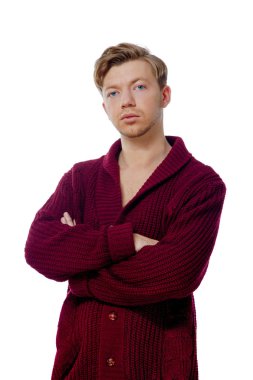 kahverengi bir süveter giymiş genç adam