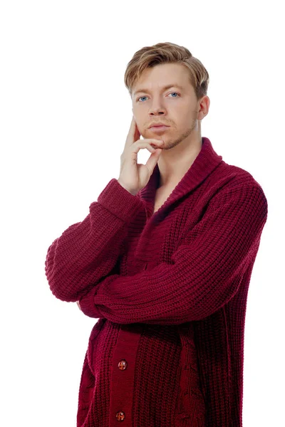 Junger Mann im kastanienbraunen Pullover — Stockfoto