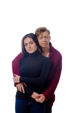 adam sarışın ve esmer kız beyaz bir arka plan
