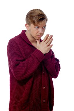 kahverengi bir süveter giymiş genç adam