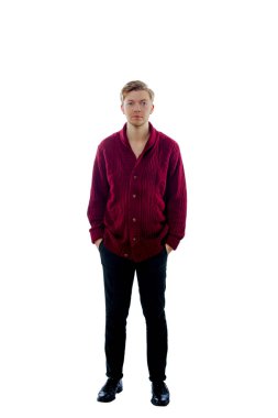 kahverengi bir süveter giymiş genç adam