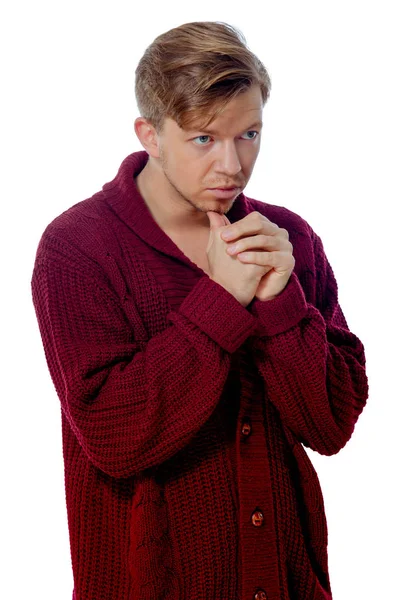Молодой человек, одетый в свитер Maroon — стоковое фото