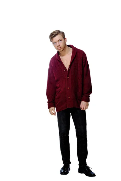 Ung man klädd i en rödbrun tröja — Stockfoto