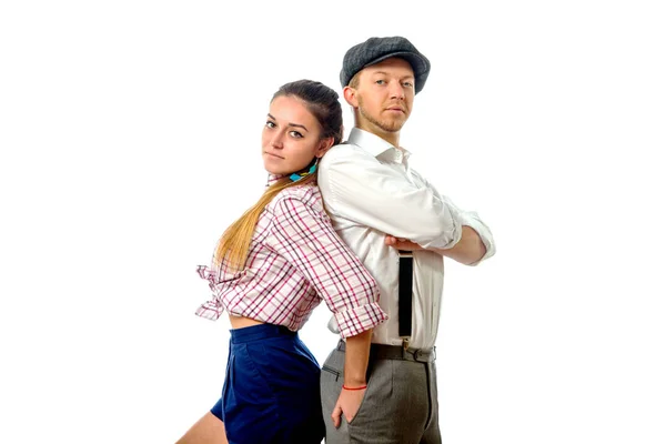 Jonge man in een cap en de vrouw in korte broek — Stockfoto
