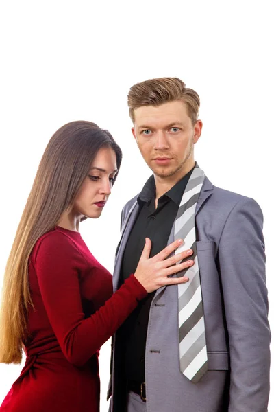 Мужчина в пиджаке и галстуке с красивой девушкой — стоковое фото