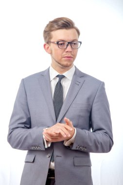 bir kravat gözlüklü genç adam