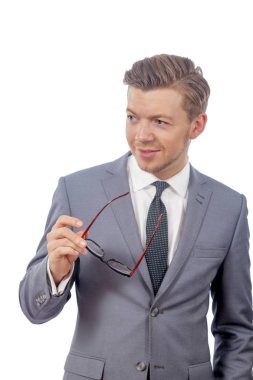 bir kravat gözlüklü genç adam