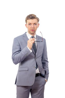 bir kravat gözlüklü genç adam