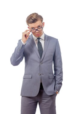 bir kravat gözlüklü genç adam