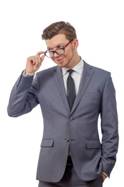 bir kravat gözlüklü genç adam