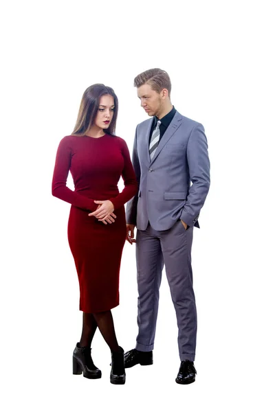 Trauriges Mädchen im roten Kleid und verärgerter Kerl — Stockfoto