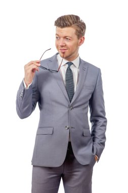 bir kravat gözlüklü genç adam