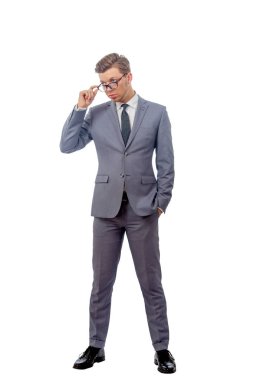  gözlük takan iş elbiseli genç adam