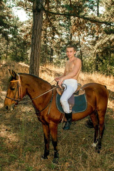 Jovem ucraniano com um cavalo na floresta — Fotografia de Stock