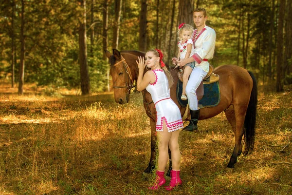 Oekraïners moeder en vader en dochter in het bos — Stockfoto