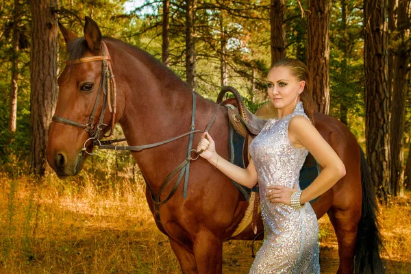 Dziewczyna w piękną sukienkę jest koniem — Zdjęcie stockowe