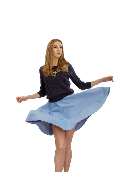 Mooie jonge blonde meisje in blauwe jurk en een blouse — Stockfoto