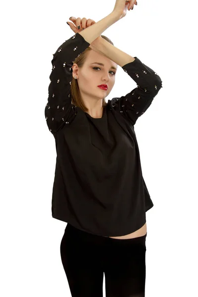 Красивая молодая девушка в черной блузке — стоковое фото