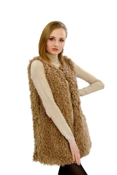 Mooi jong meisje in een vest een namaakbont — Stockfoto
