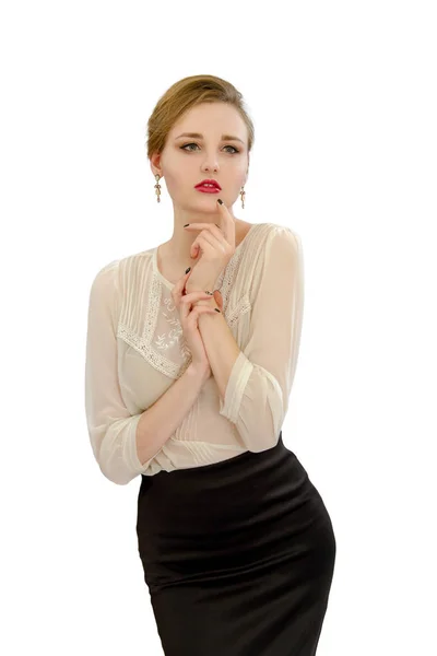 Schönes junges Mädchen in weißer Bluse und schwarzem Rock — Stockfoto