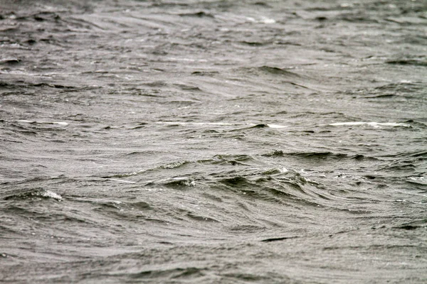 Excitação sombria no meio do mar em tempo nublado — Fotografia de Stock