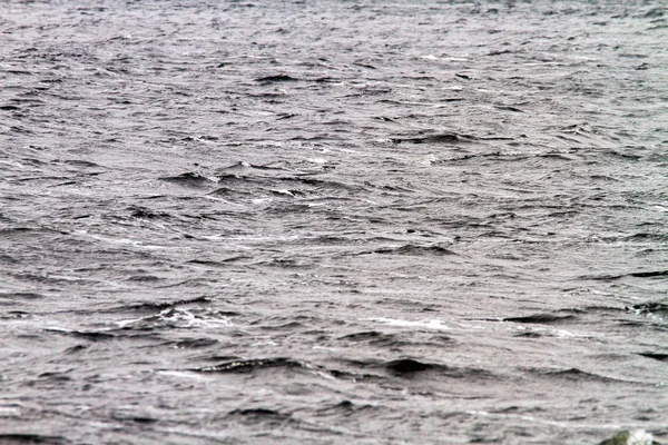 Chmurné vzrušení uprostřed moře za oblačné počasí — Stock fotografie