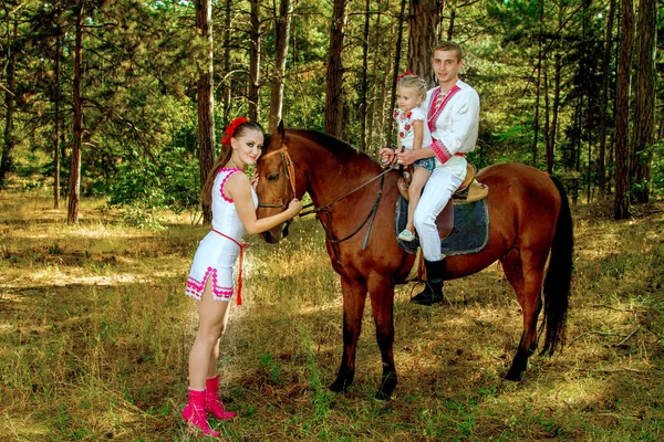 Oekraïners pappa en mamma dochter rit in het bos te paard — Stockfoto