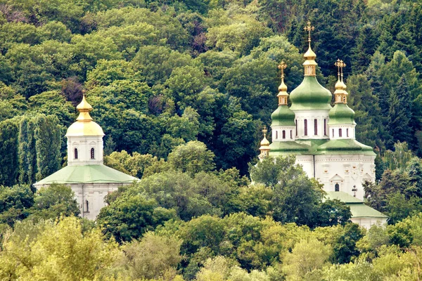 Православная церковь с золотыми куполами и зеленой крышей — стоковое фото