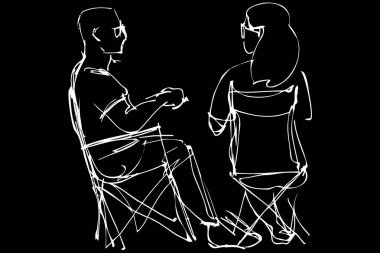 adam gözlük ve katlanabilir sandalye üzerinde oturan oturan bir kadın