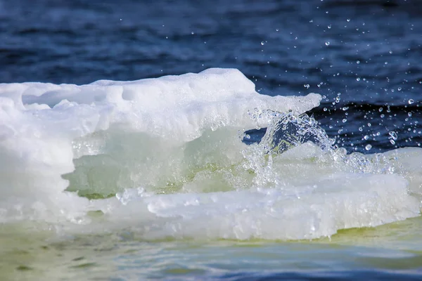 Grumo di ghiaccio galleggia e si scioglie lungo il fiume — Foto Stock