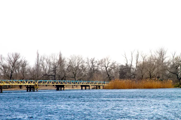 Jembatan penyeberangan di seberang sungai besar — Stok Foto