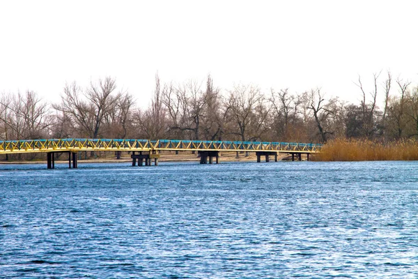 Ponte pedonale attraverso un grande fiume — Foto Stock