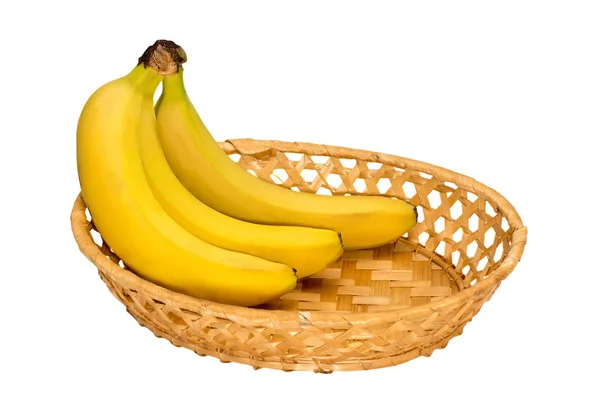 Bos van rijpe bananen in een plat wicker — Stockfoto