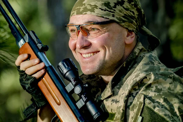 Young man with an air rifle — Stock Photo, Image
