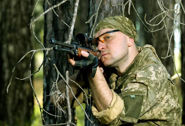 Joven con un rifle de aire —  Fotos de Stock