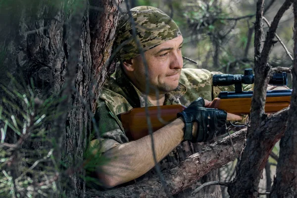 Young man with an air rifle — Stock Photo, Image