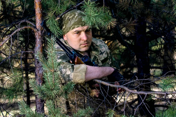 Jeune homme avec un fusil à air — Photo