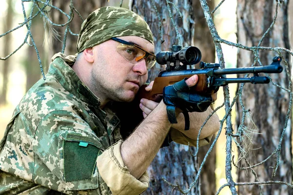 Jonge man met een luchtbuks — Stockfoto